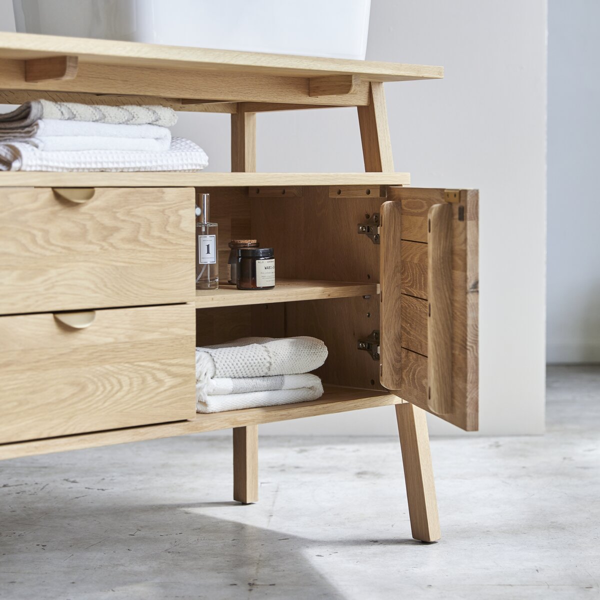 Pola - Waschtischunterschrank aus massiver Eiche 140 cm Pola - Waschtischunterschrank aus massiver Eiche 140 cm