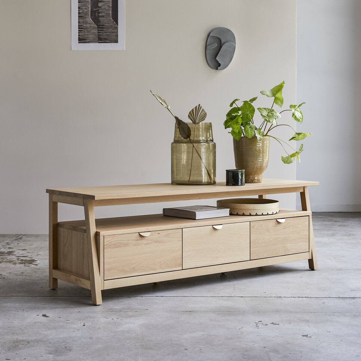 Pola - TV Schrank aus massivem Eichenholz 150 cm Pola - TV Schrank aus massivem Eichenholz 150 cm
