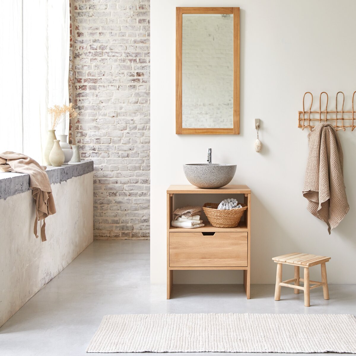 Bagno moderno con lavabo su toletta sgabello e specchio con scaffalatura