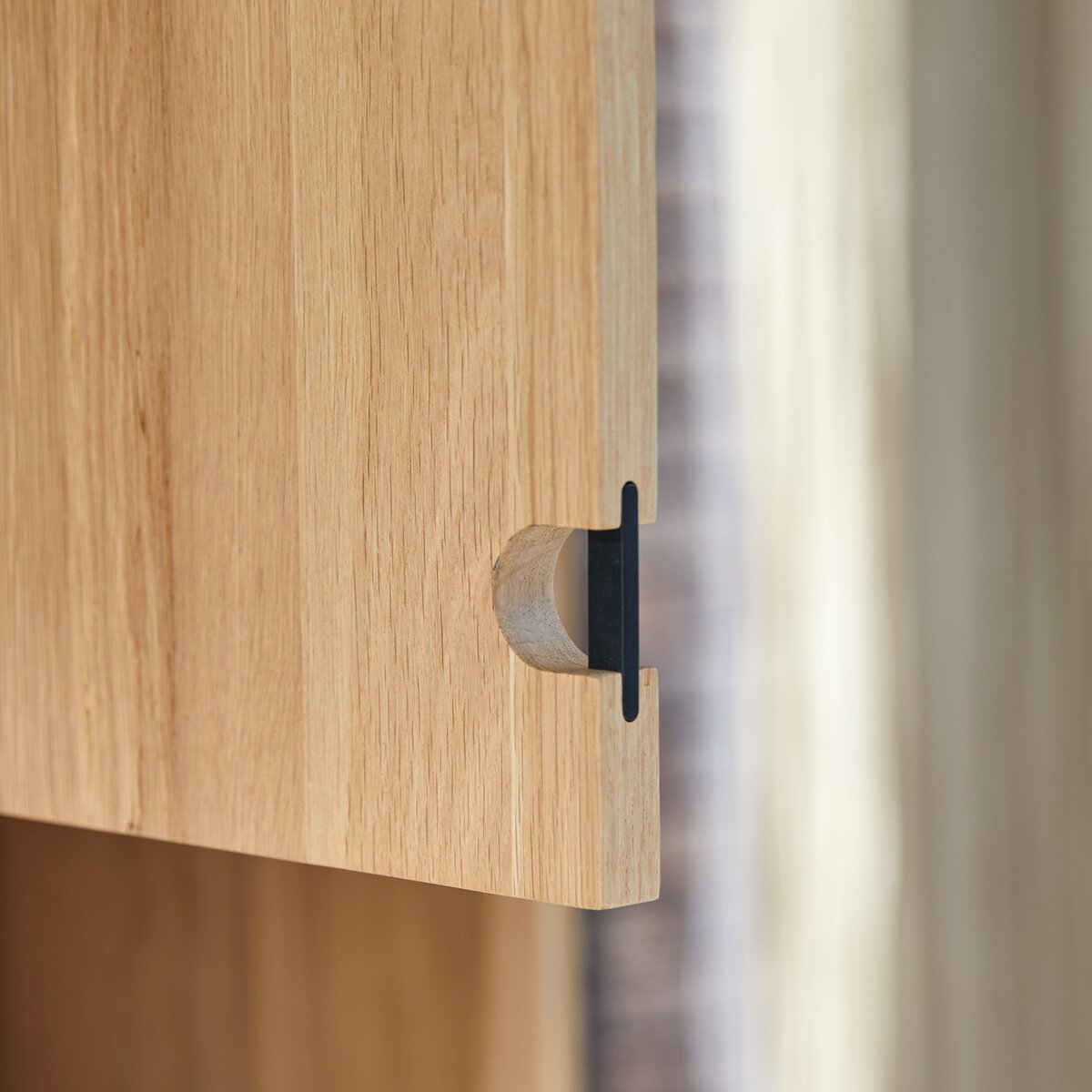 Jonàk - Hochschrank aus massivem Eichenholz Jonàk - Hochschrank aus massivem Eichenholz