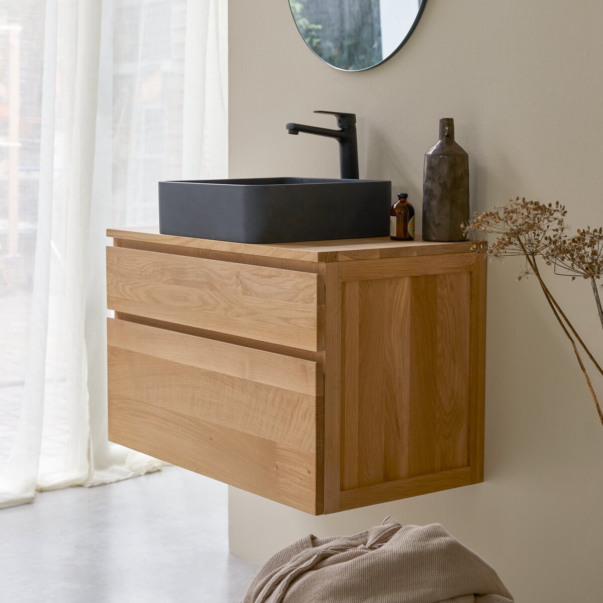 Un meuble vasque de salle de bains familial, avec table à langer intégrée 