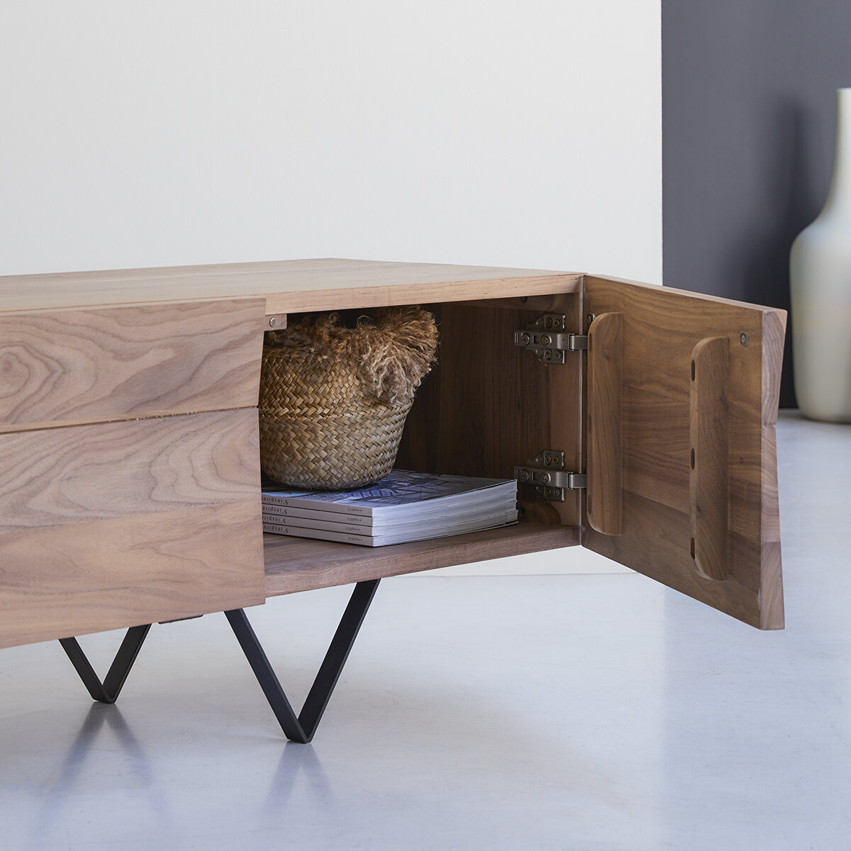 Metric - TV Schrank aus massivem Nussbaum 175 cm Metric - TV Schrank aus massivem Nussbaum 175 cm