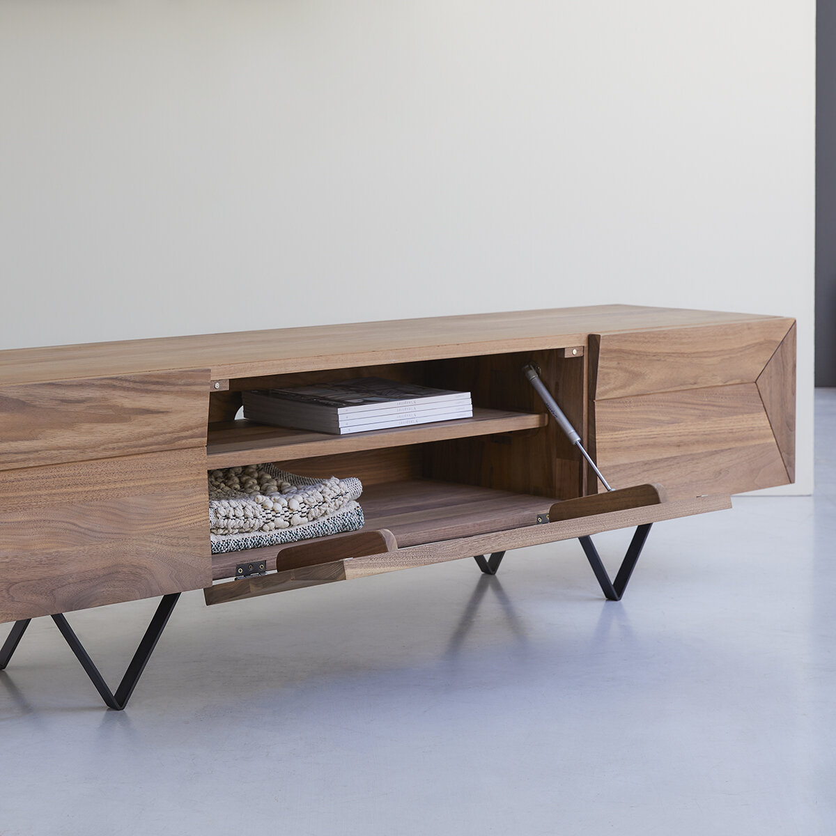 Metric - Mueble de TV de nogal macizo 175 cm Metric - Mueble de TV de nogal macizo 175 cm