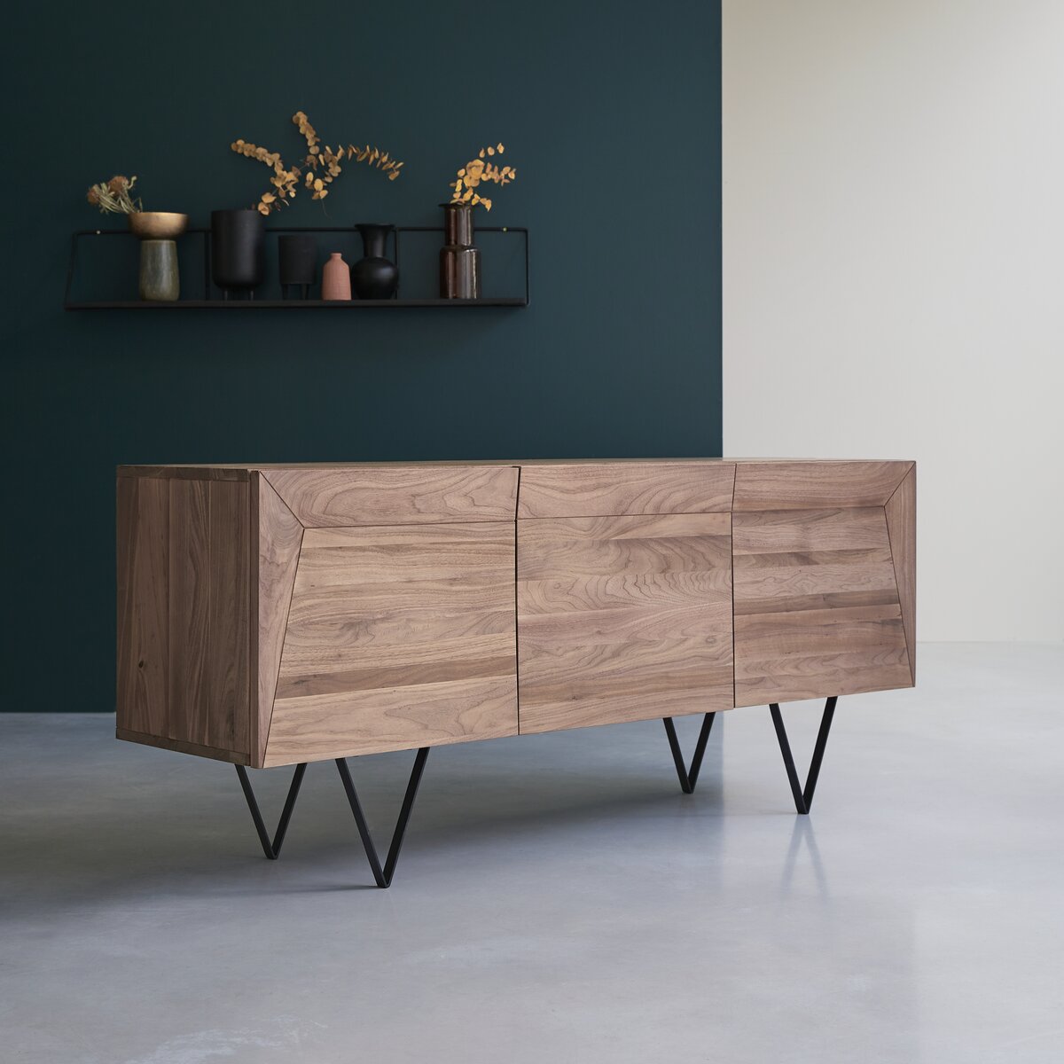 Credenza in noce Hemët - Ampio buffet in linea finemente