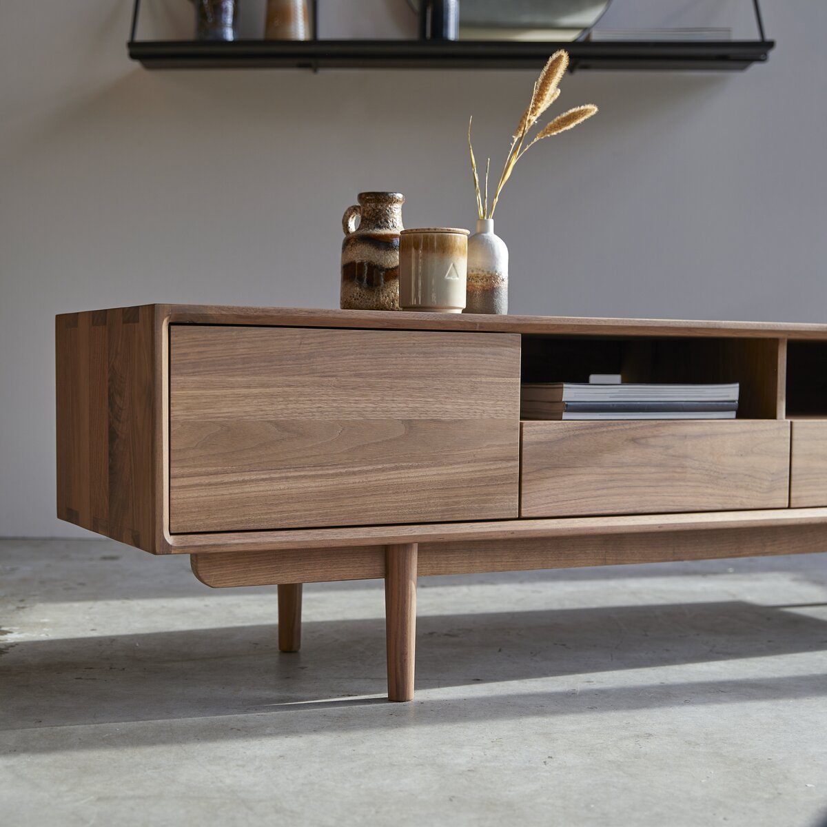 Ellie - Mueble de TV de nogal macizo 180 cm Ellie - Mueble de TV de nogal macizo 180 cm