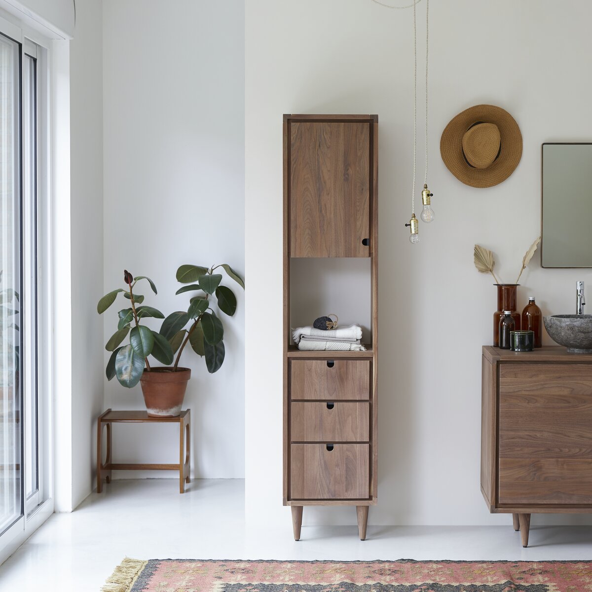 Jonàk - Hochschrank aus massivem Nussbaum Jonàk - Hochschrank aus massivem Nussbaum