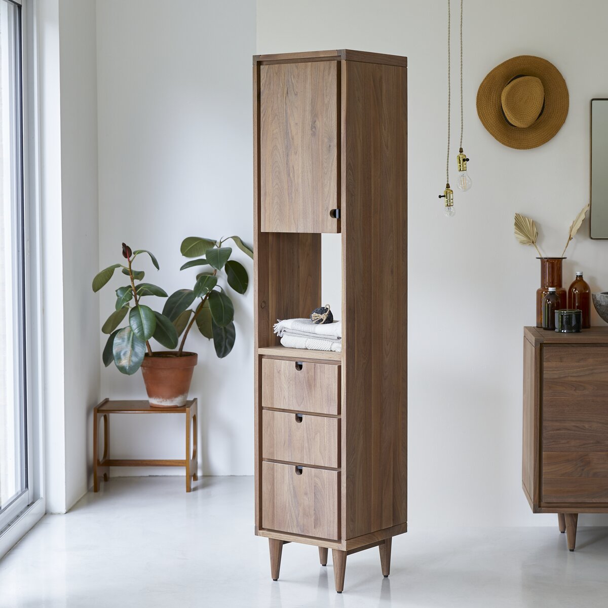 Jonàk - Hochschrank aus massivem Nussbaum Jonàk - Hochschrank aus massivem Nussbaum