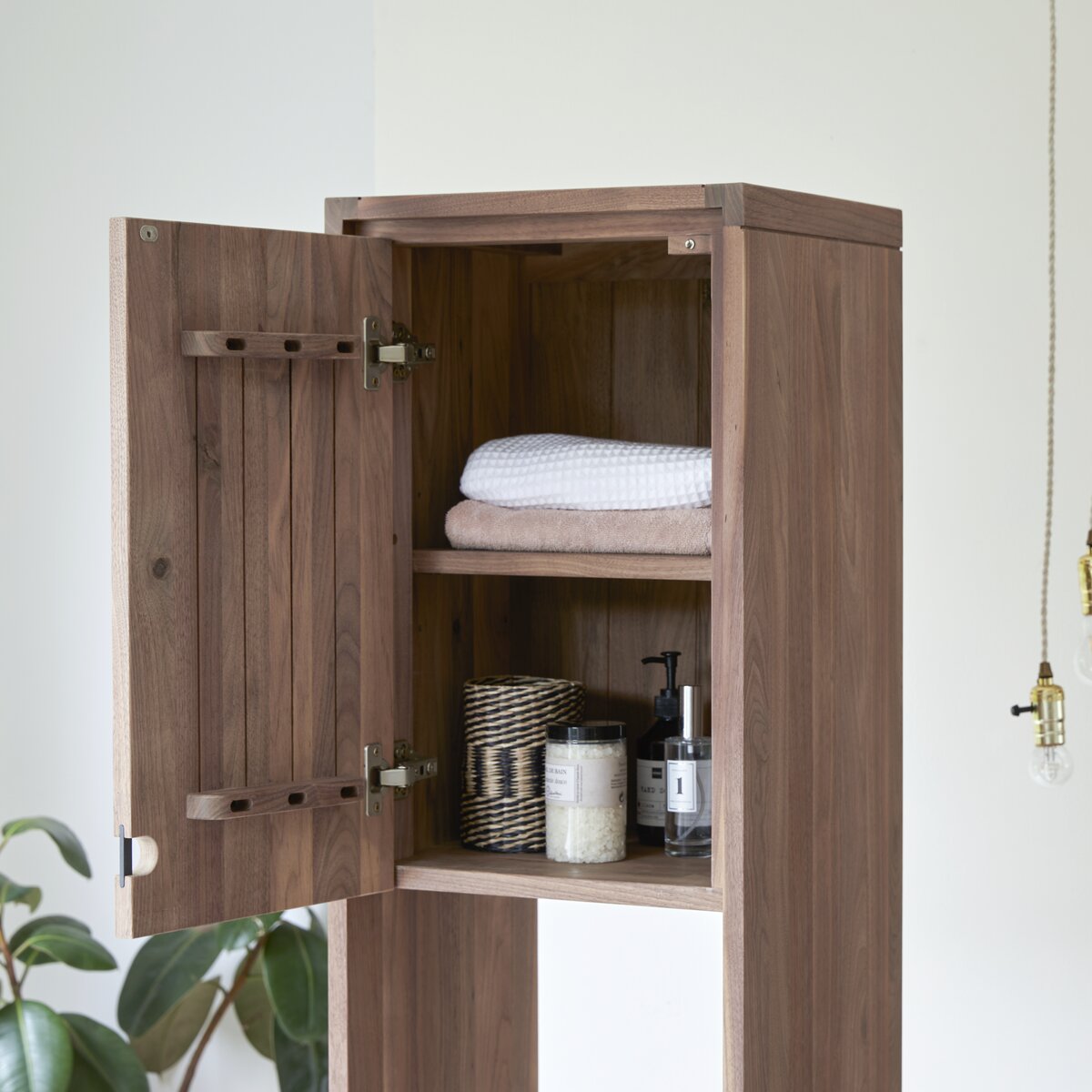 Jonàk - Hochschrank aus massivem Nussbaum Jonàk - Hochschrank aus massivem Nussbaum