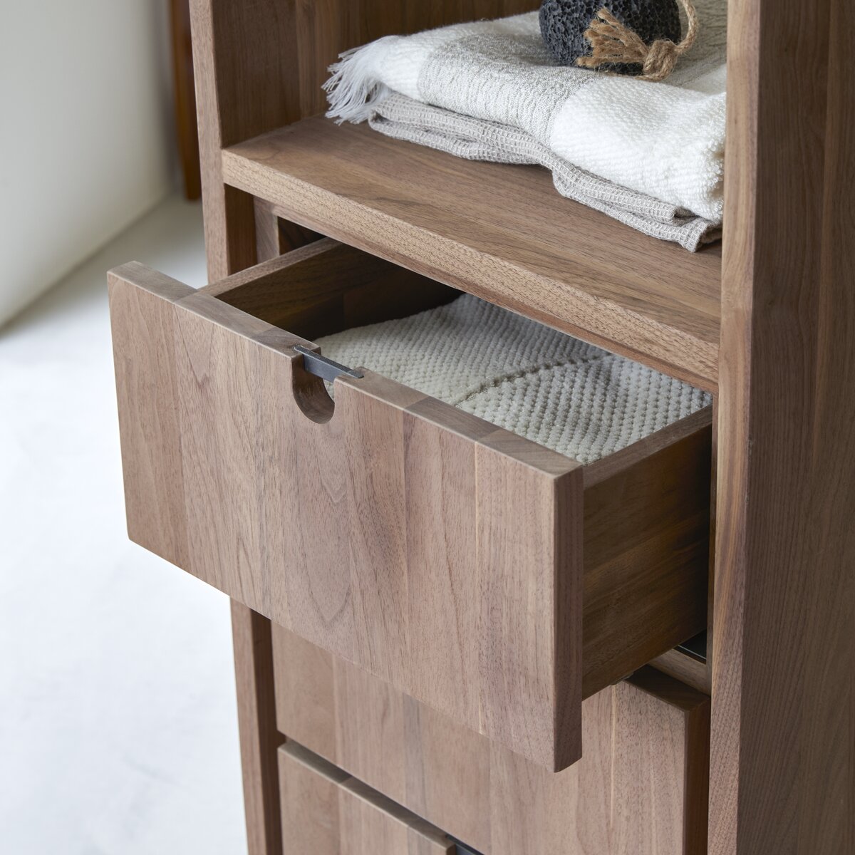 Jonàk - Hochschrank aus massivem Nussbaum Jonàk - Hochschrank aus massivem Nussbaum