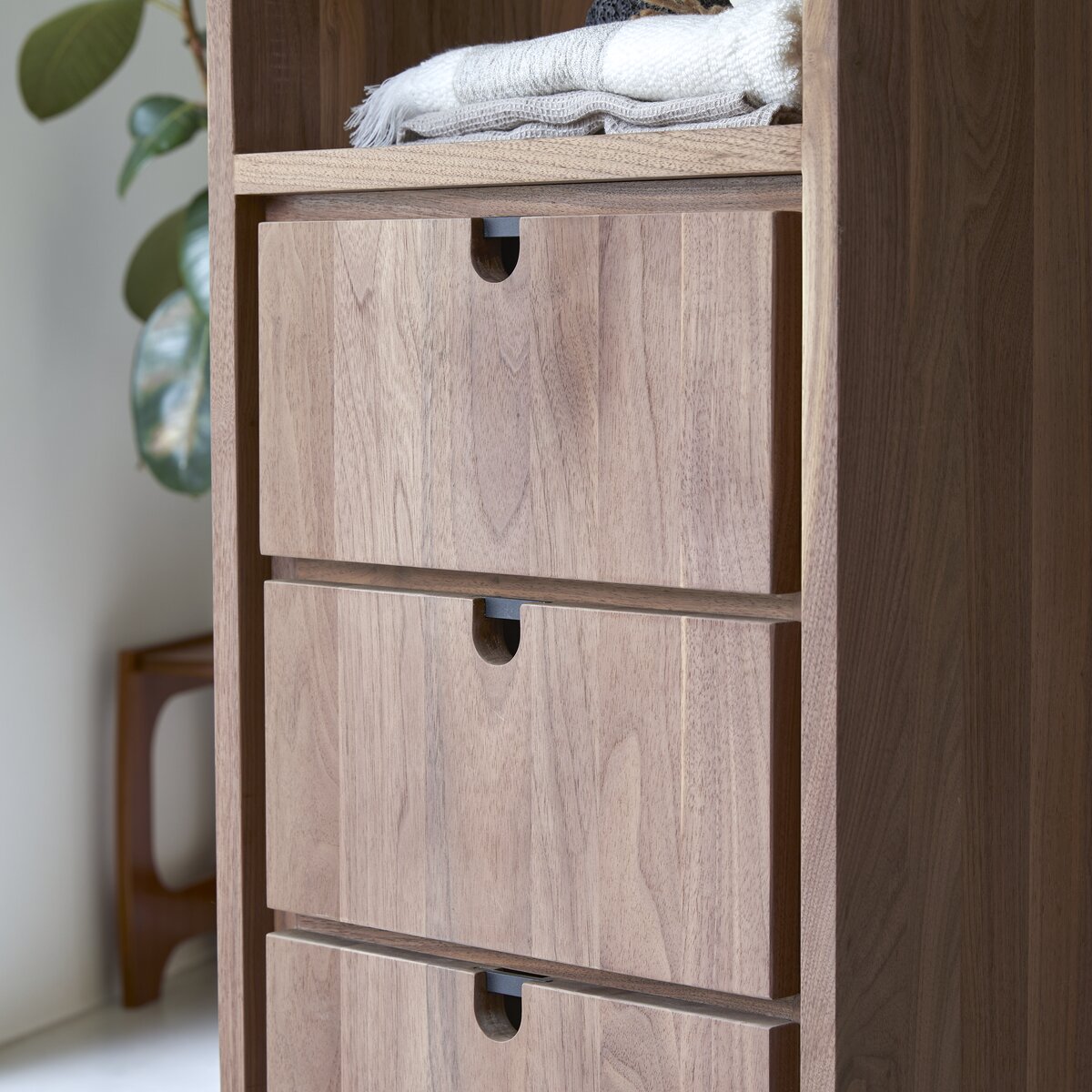 Jonàk - Hochschrank aus massivem Nussbaum Jonàk - Hochschrank aus massivem Nussbaum