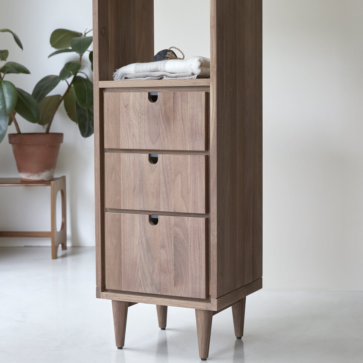 Jonàk - Hochschrank aus massivem Nussbaum Jonàk - Hochschrank aus massivem Nussbaum