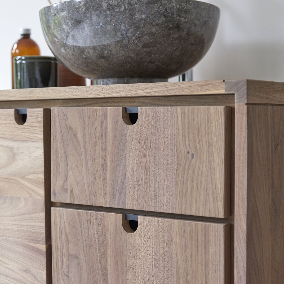 Jonàk - Waschtischunterschrank aus massivem Nussbaum 95 cm Jonàk - Waschtischunterschrank aus massivem Nussbaum 95 cm