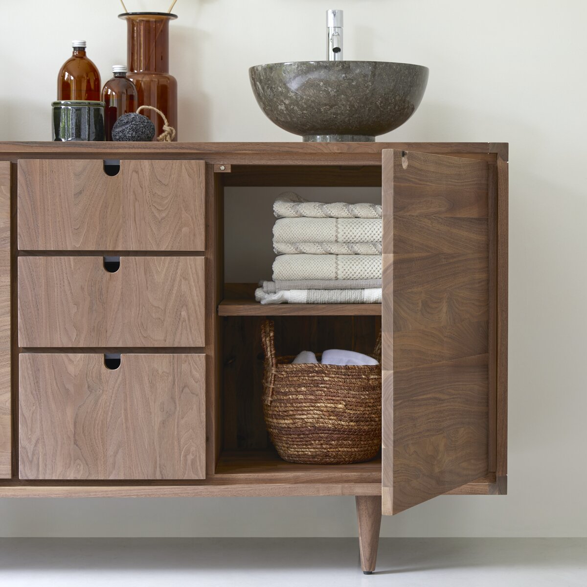 Jonàk - Mueble bajo lavado en nogal macizo 145 cm Jonàk - Mueble bajo lavado en nogal macizo 145 cm