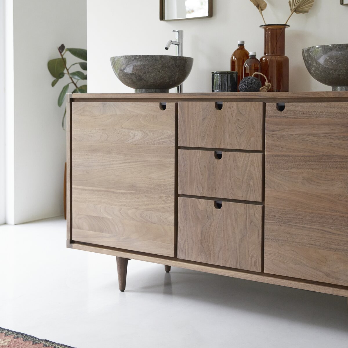 Jonàk - Mueble bajo lavado en nogal macizo 145 cm Jonàk - Mueble bajo lavado en nogal macizo 145 cm