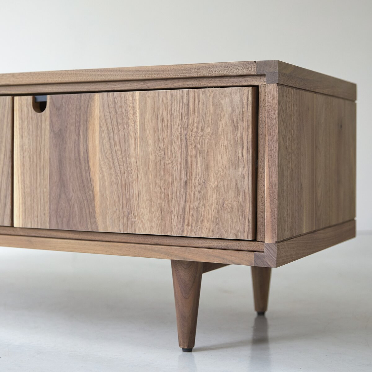Jonàk - Meuble TV en noyer massif 140 cm Jonàk - Meuble TV en noyer massif 140 cm