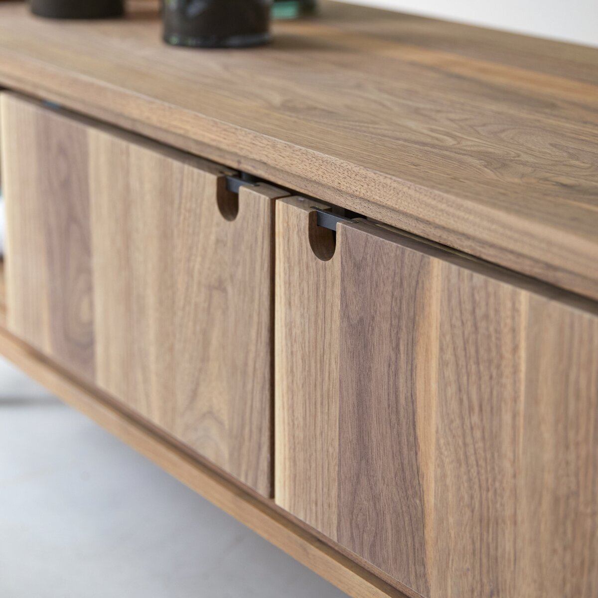 Jonàk - Mueble de TV de nogal macizo 140 cm Jonàk - Mueble de TV de nogal macizo 140 cm