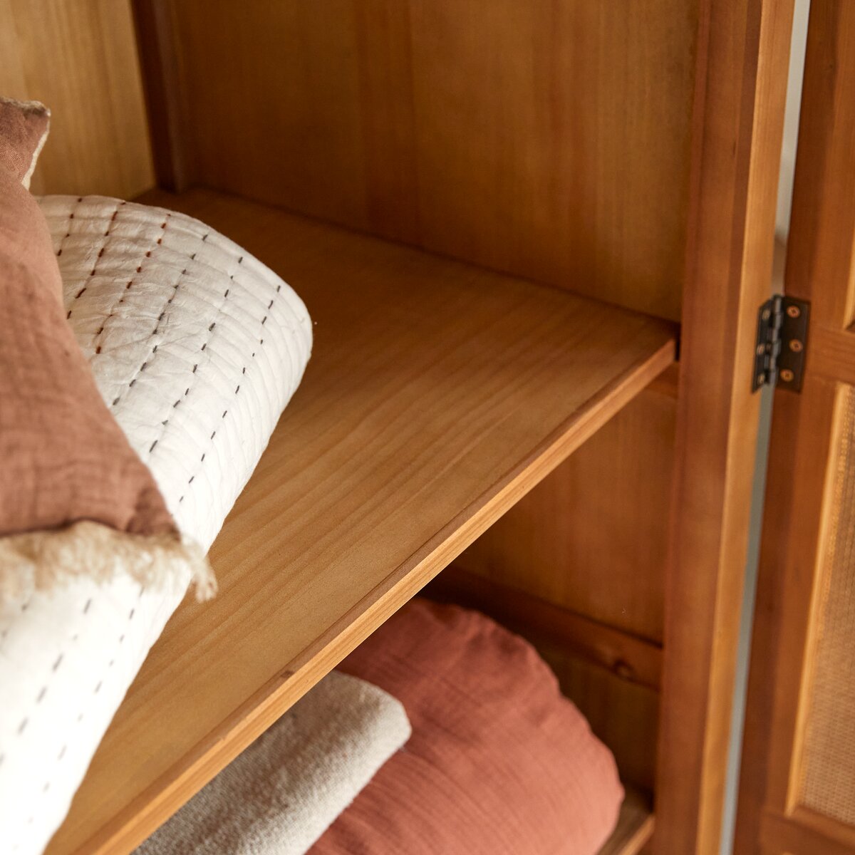Ninon - Armoire de rangement en pin et cannage Ninon - Armoire de rangement en pin et cannage