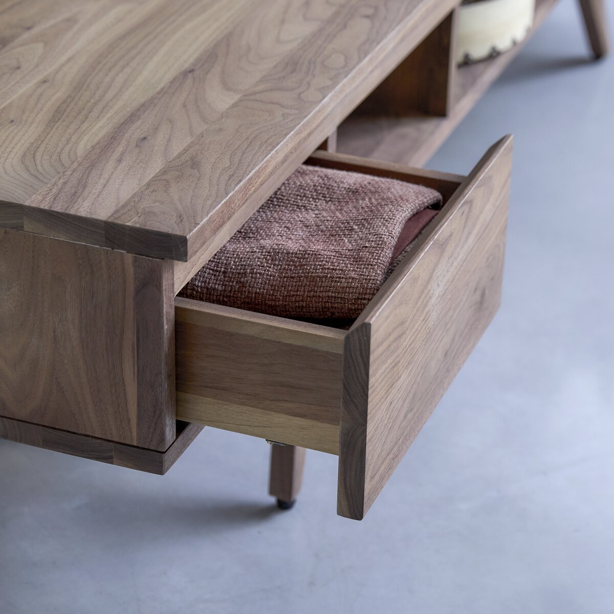 Esmée - Mueble de TV de nogal macizo 180 cm Esmée - Mueble de TV de nogal macizo 180 cm
