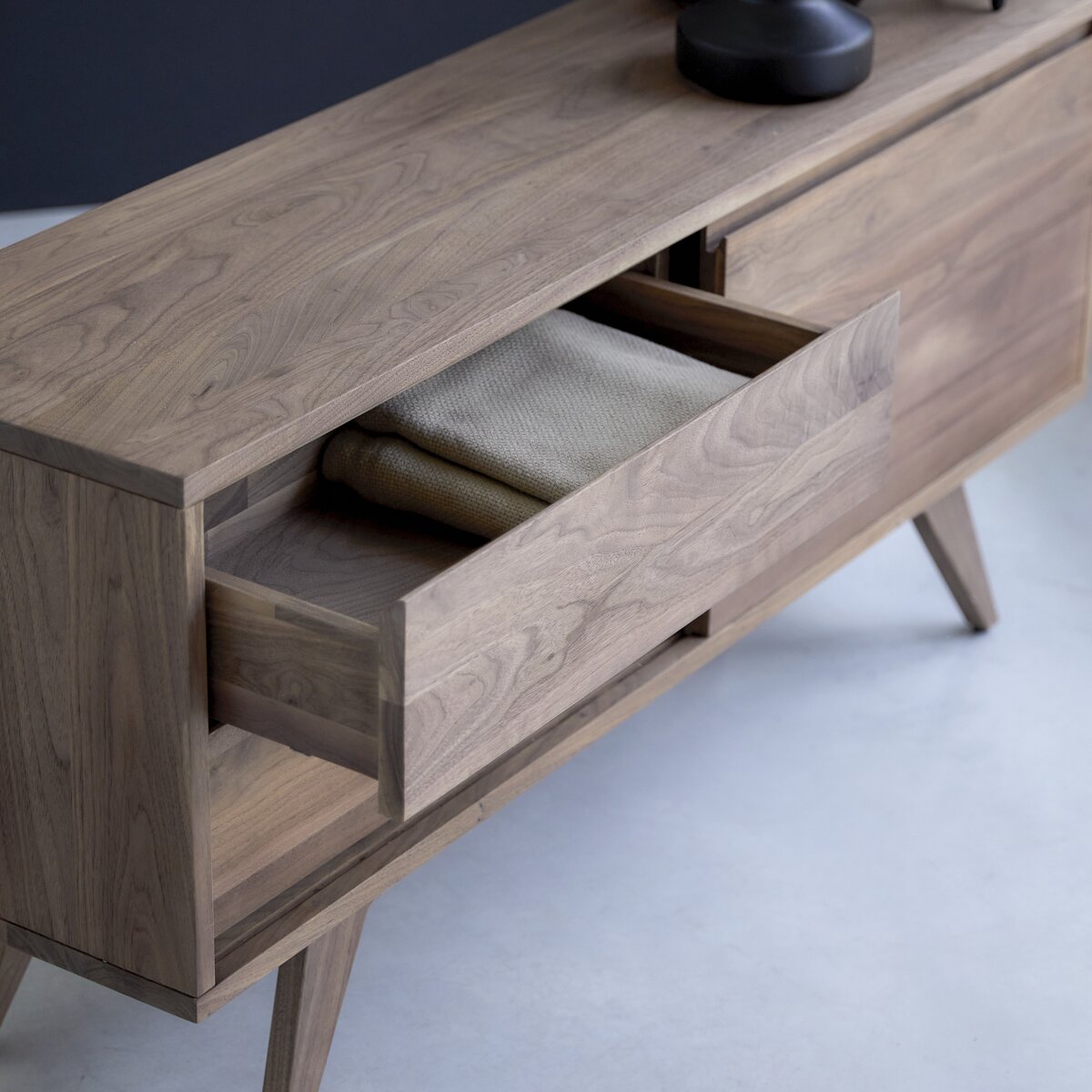 Esmée - Buffet in noce massello 130 cm Esmée - Buffet in noce massello 130 cm