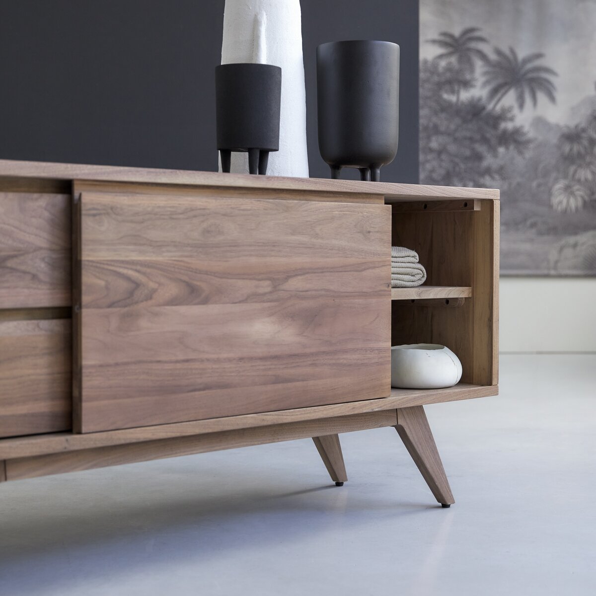 Esmée - Mueble de TV de nogal macizo 130 cm Esmée - Mueble de TV de nogal macizo 130 cm