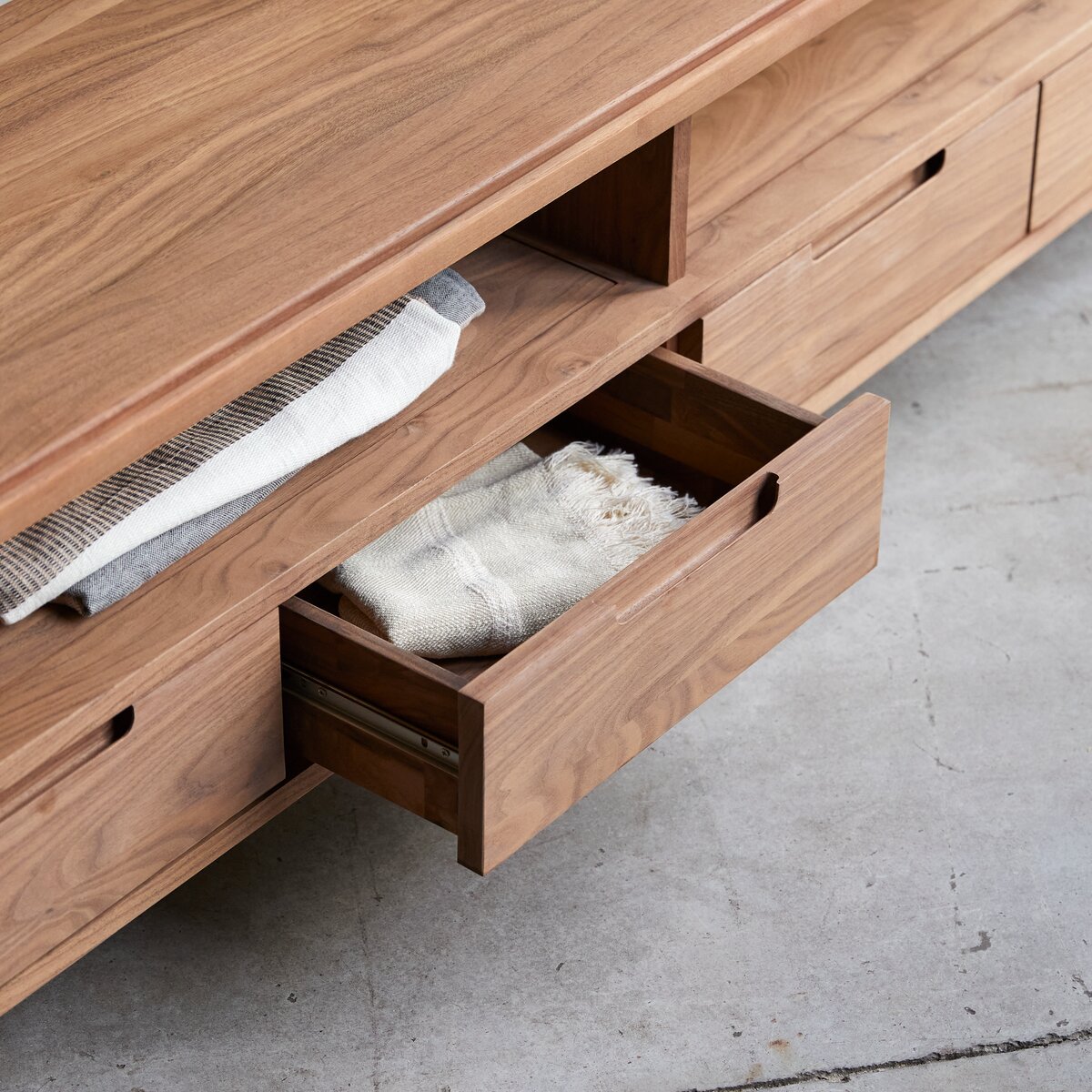 TV-Schrank aus Nussbaum Arto – 180 cm – Wohnzimmermöbel mit Stauraum –  Tikamoon