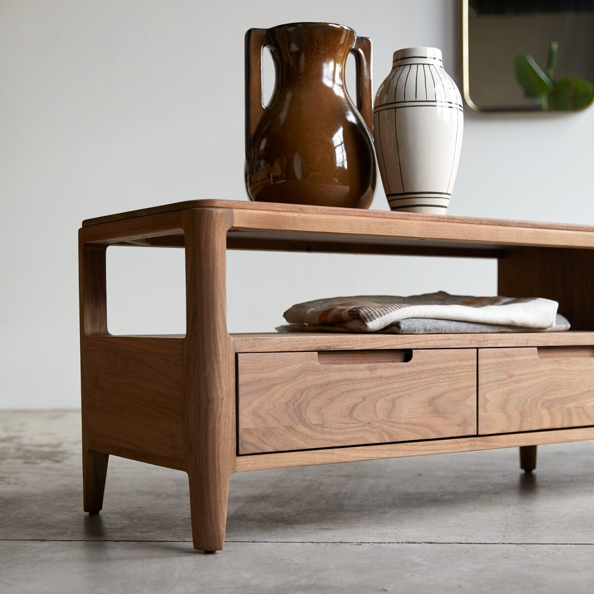 Arto - Meuble TV en noyer massif 180 cm Arto - Meuble TV en noyer massif 180 cm