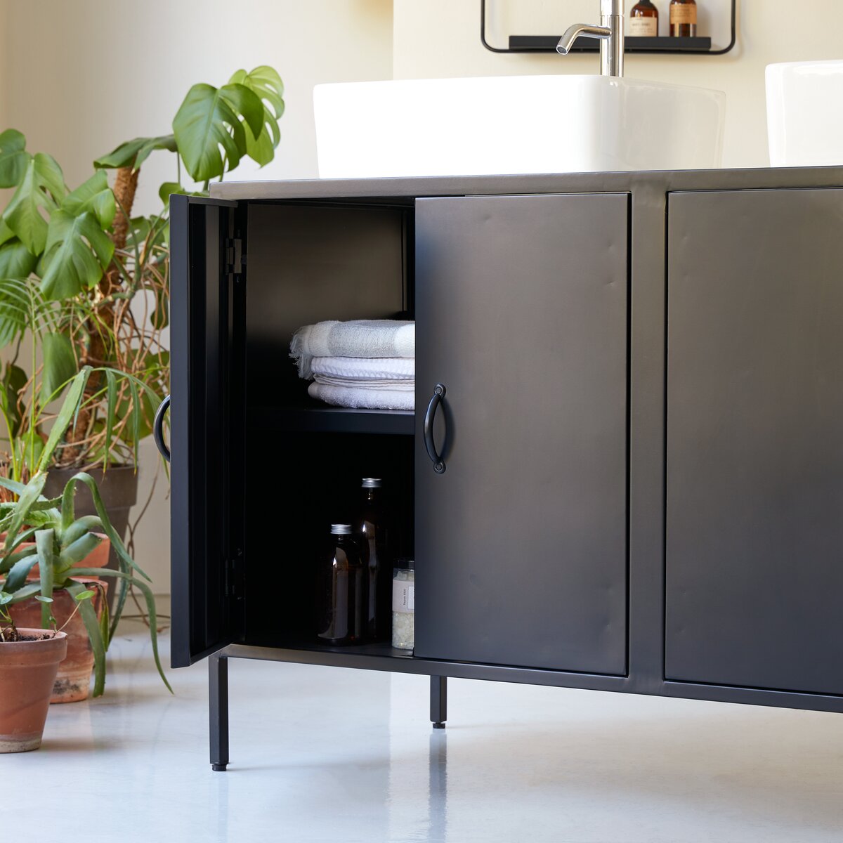 Lizzie - Mueble bajo lavabo en terrazo y metal 140 cm Lizzie - Mueble bajo lavabo en terrazo y metal 140 cm