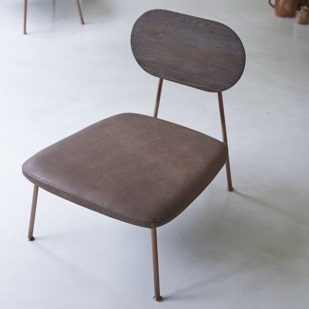 Yutapi - Fauteuil bas Mohawk choco en chêne massif Yutapi - Fauteuil bas Mohawk choco en chêne massif