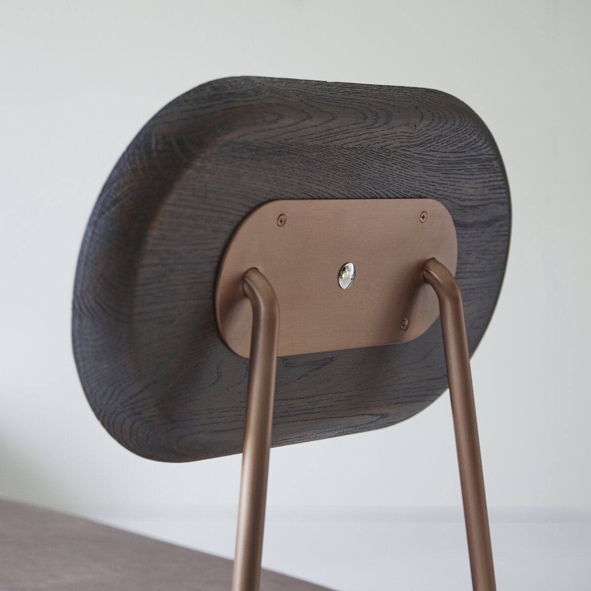 Yutapi - Fauteuil bas Mohawk choco en chêne massif Yutapi - Fauteuil bas Mohawk choco en chêne massif