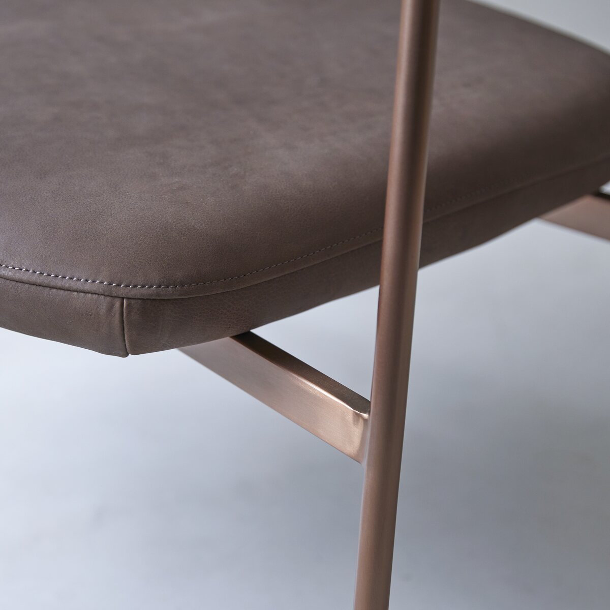 Yutapi - Fauteuil bas Mohawk choco en chêne massif Yutapi - Fauteuil bas Mohawk choco en chêne massif