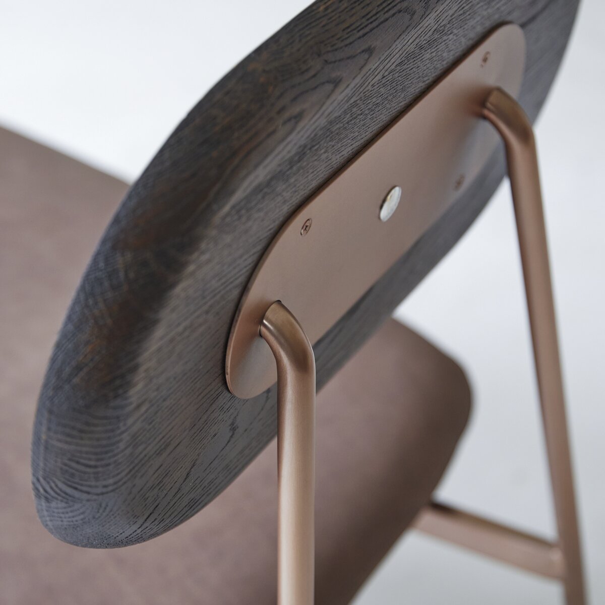 Yutapi - Fauteuil bas Mohawk choco en chêne massif Yutapi - Fauteuil bas Mohawk choco en chêne massif