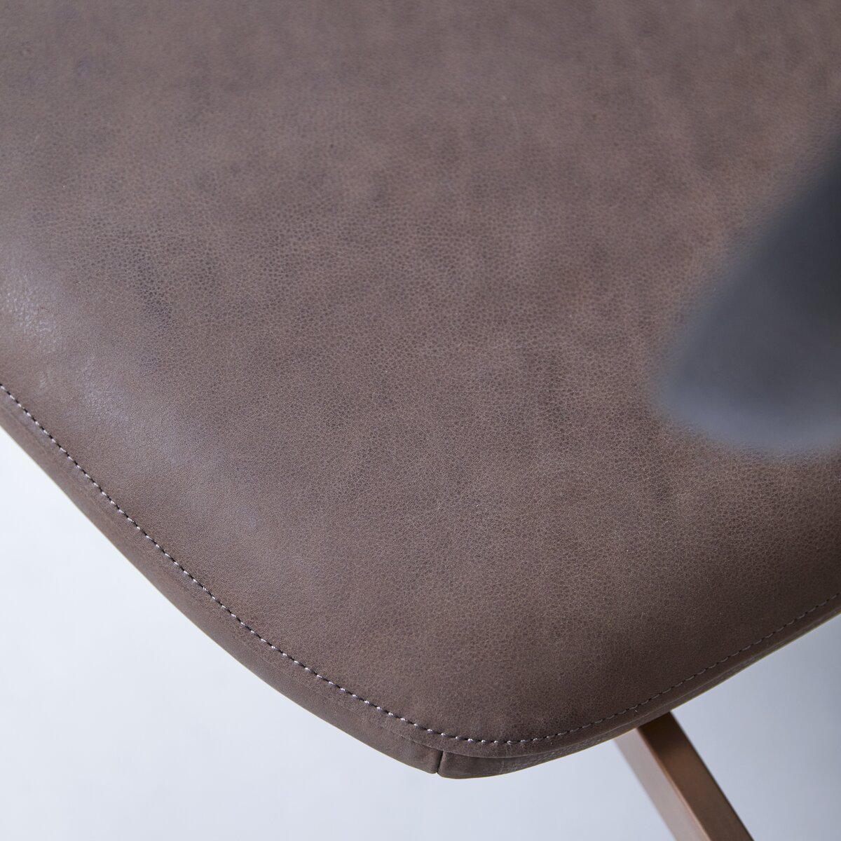 Yutapi - Fauteuil bas Mohawk choco en chêne massif Yutapi - Fauteuil bas Mohawk choco en chêne massif