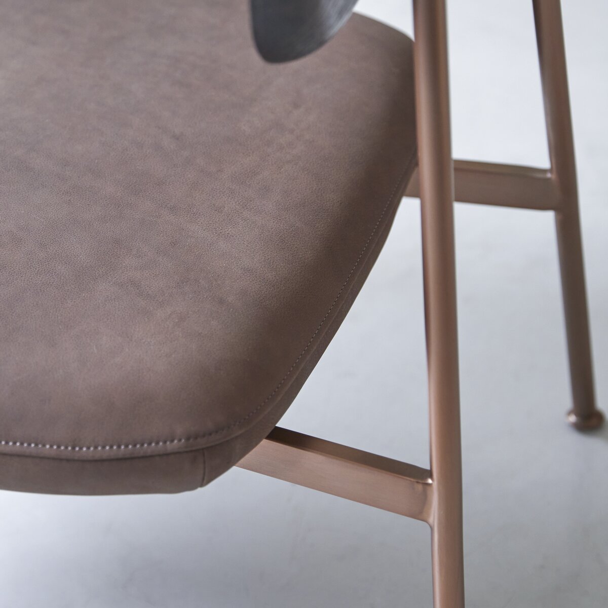 Yutapi - Fauteuil bas Mohawk choco en chêne massif Yutapi - Fauteuil bas Mohawk choco en chêne massif