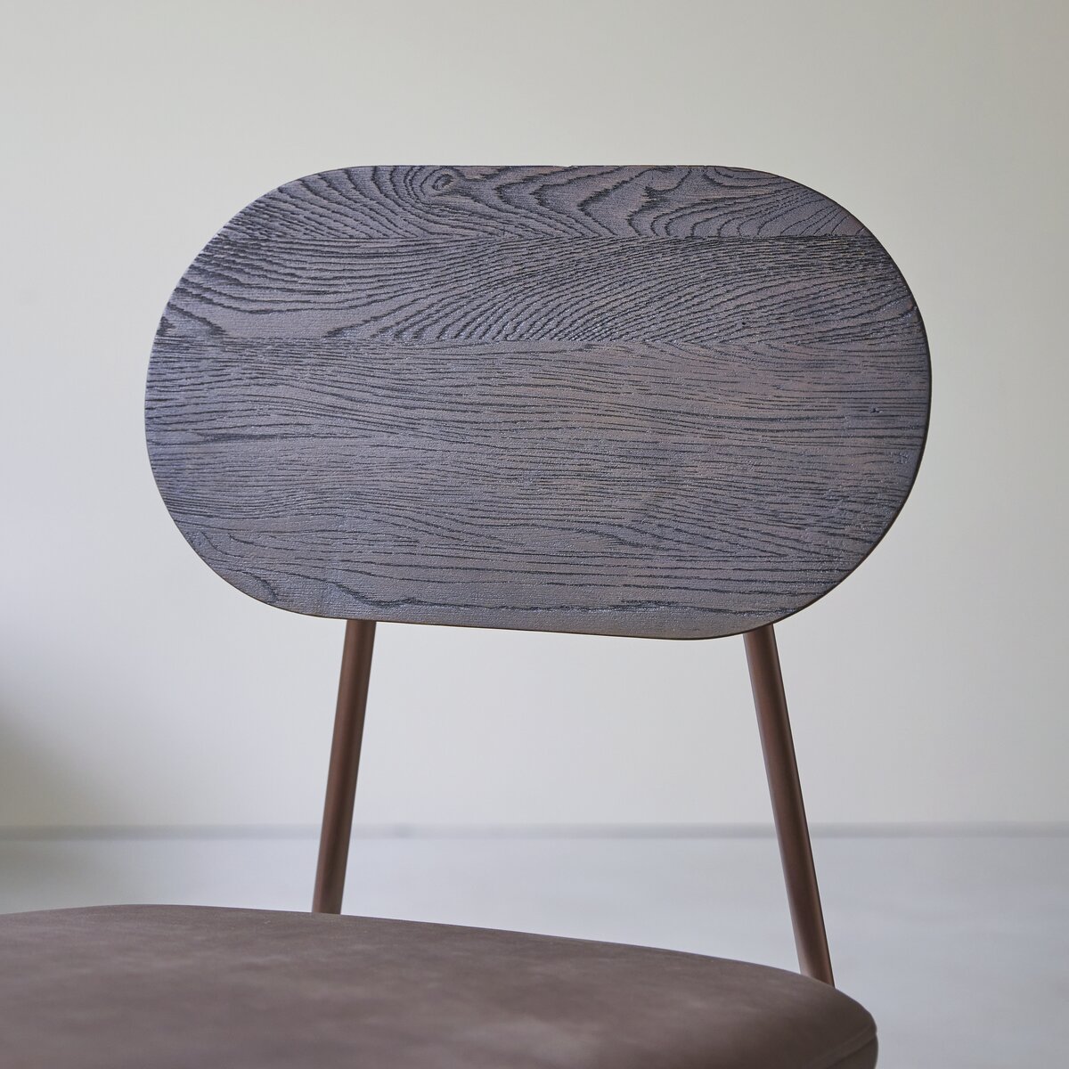 Yutapi - Fauteuil bas Mohawk choco en chêne massif Yutapi - Fauteuil bas Mohawk choco en chêne massif
