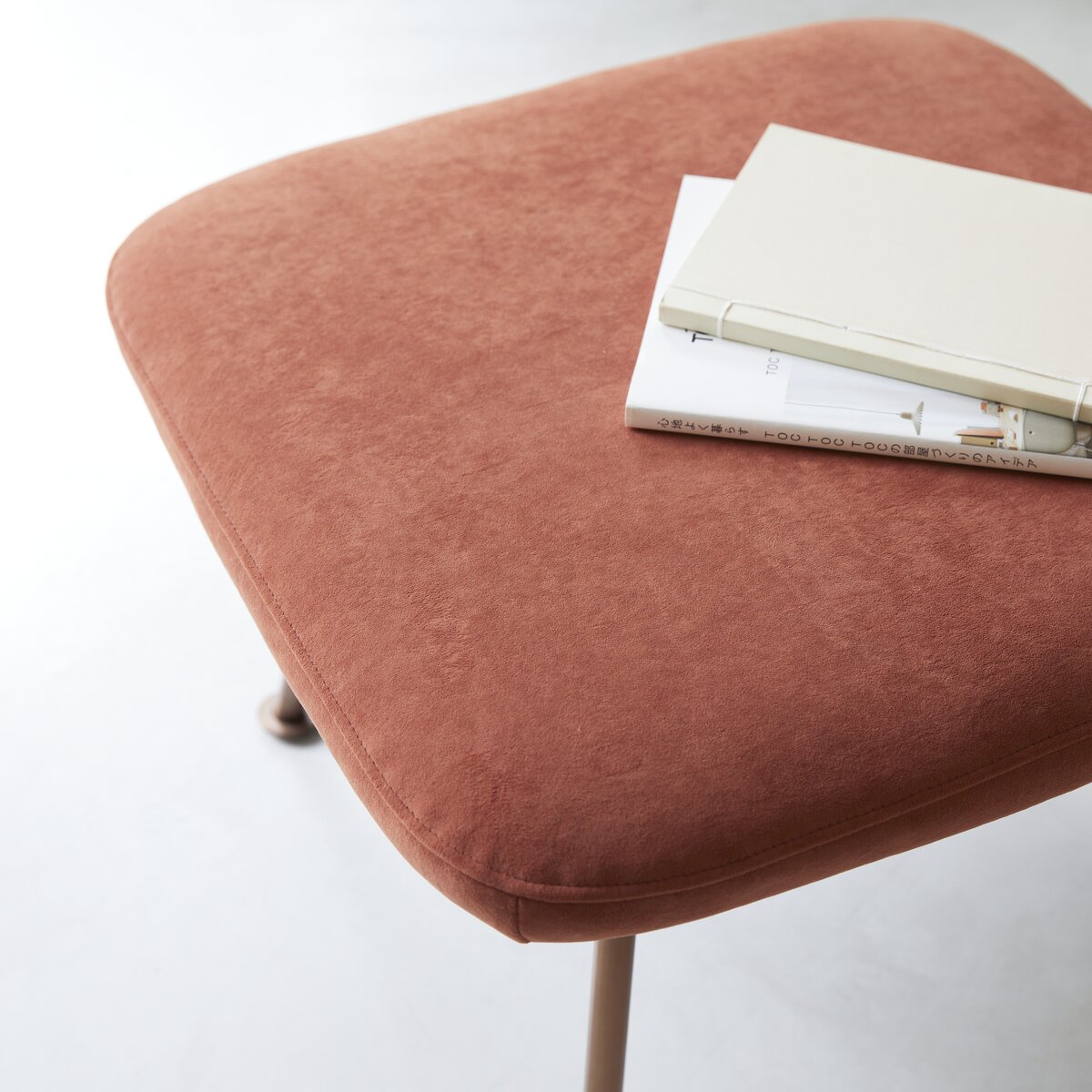 Yutapi - Tabouret Sienna en velours Yutapi - Tabouret Sienna en velours