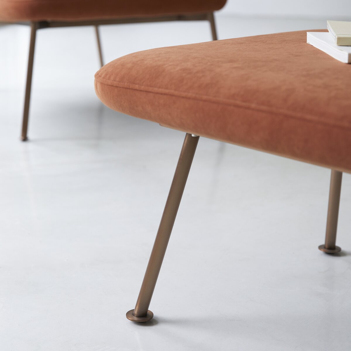 Yutapi - Tabouret Sienna en velours Yutapi - Tabouret Sienna en velours