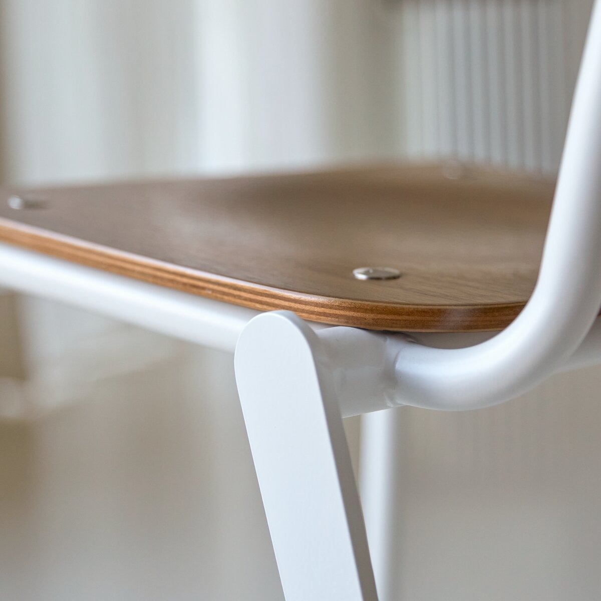 Mio - Chaise en noyer et métal white Mio - Chaise en noyer et métal white