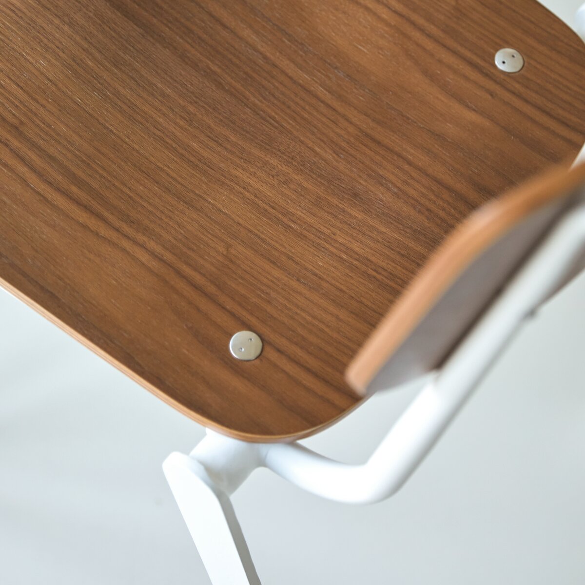 Mio - Chaise en noyer et métal white Mio - Chaise en noyer et métal white