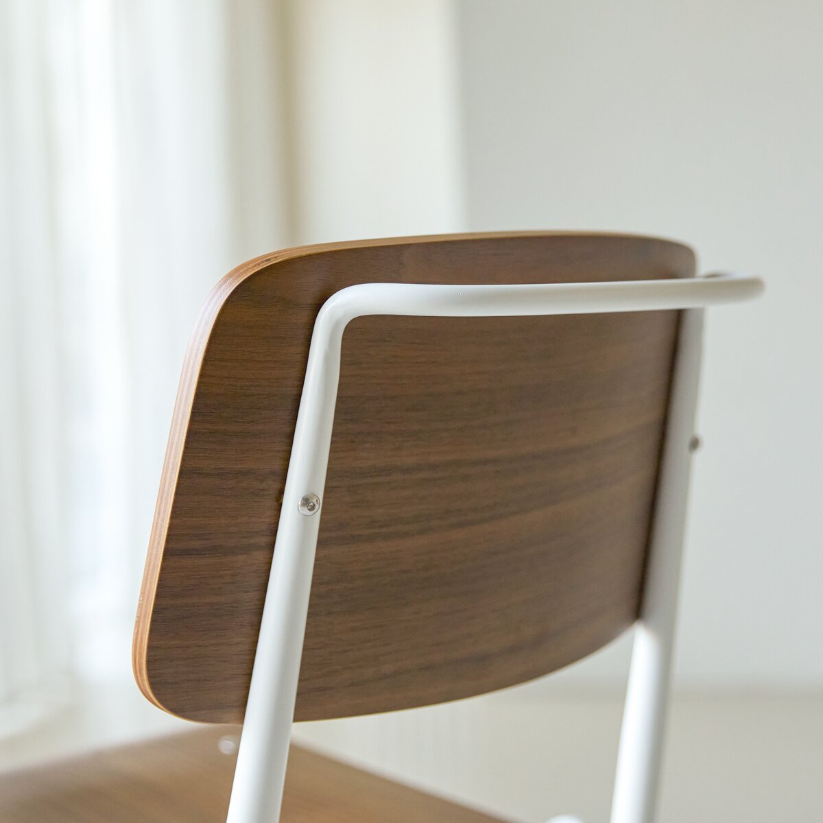 Mio - Stuhl aus Nussbaum und Metall white Mio - Stuhl aus Nussbaum und Metall white