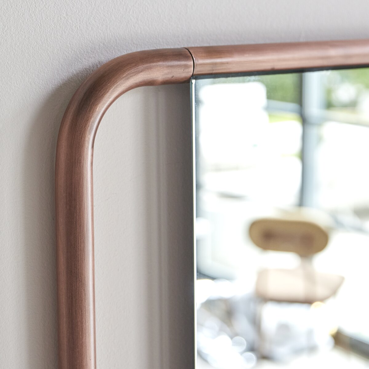 Félicie - Etagère miroir en noyer et laiton Félicie - Etagère miroir en noyer et laiton