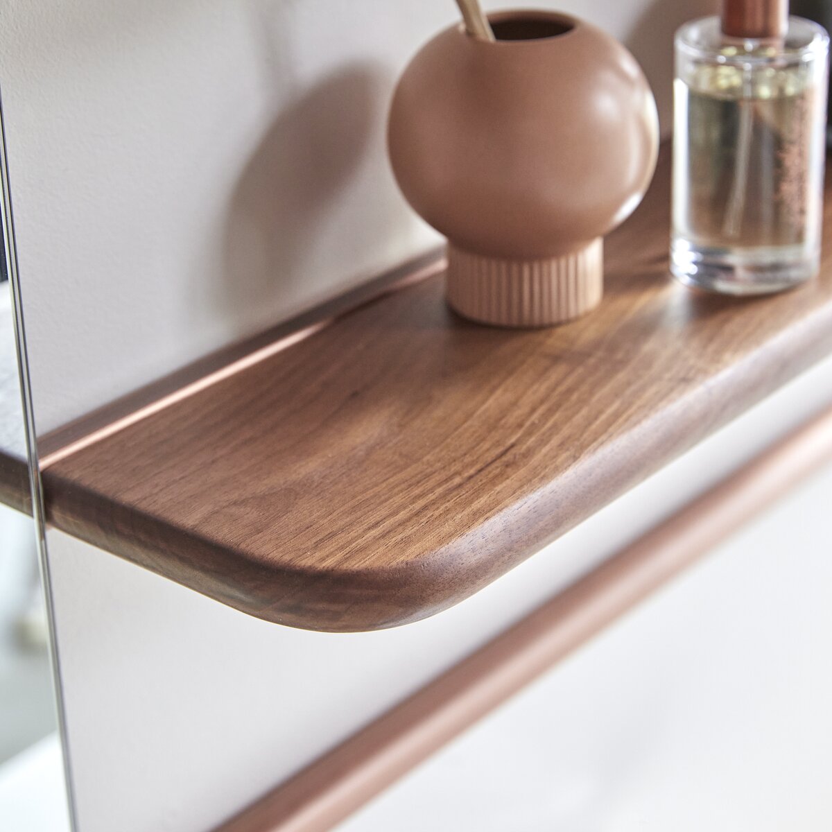 Félicie - Etagère miroir en noyer et laiton Félicie - Etagère miroir en noyer et laiton