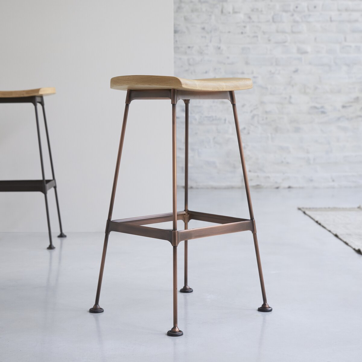 Diego - Hoher Hocker aus Esche und Metall copper Diego - Hoher Hocker aus Esche und Metall copper