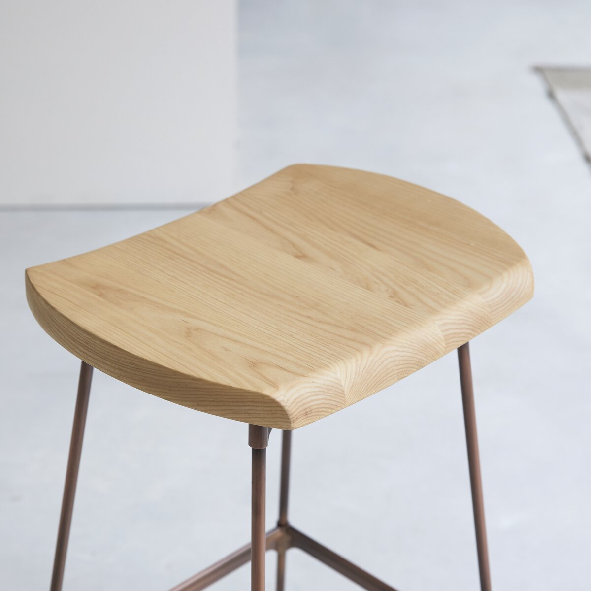 Diego - Hoher Hocker aus Esche und Metall copper Diego - Hoher Hocker aus Esche und Metall copper