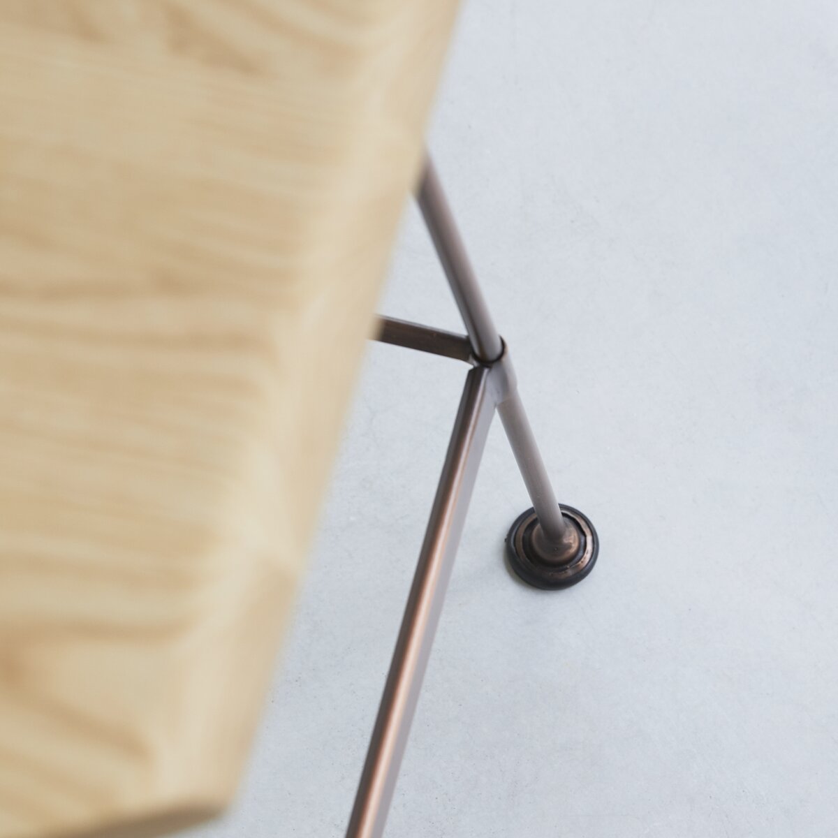 Diego - Hoher Hocker aus Esche und Metall copper Diego - Hoher Hocker aus Esche und Metall copper