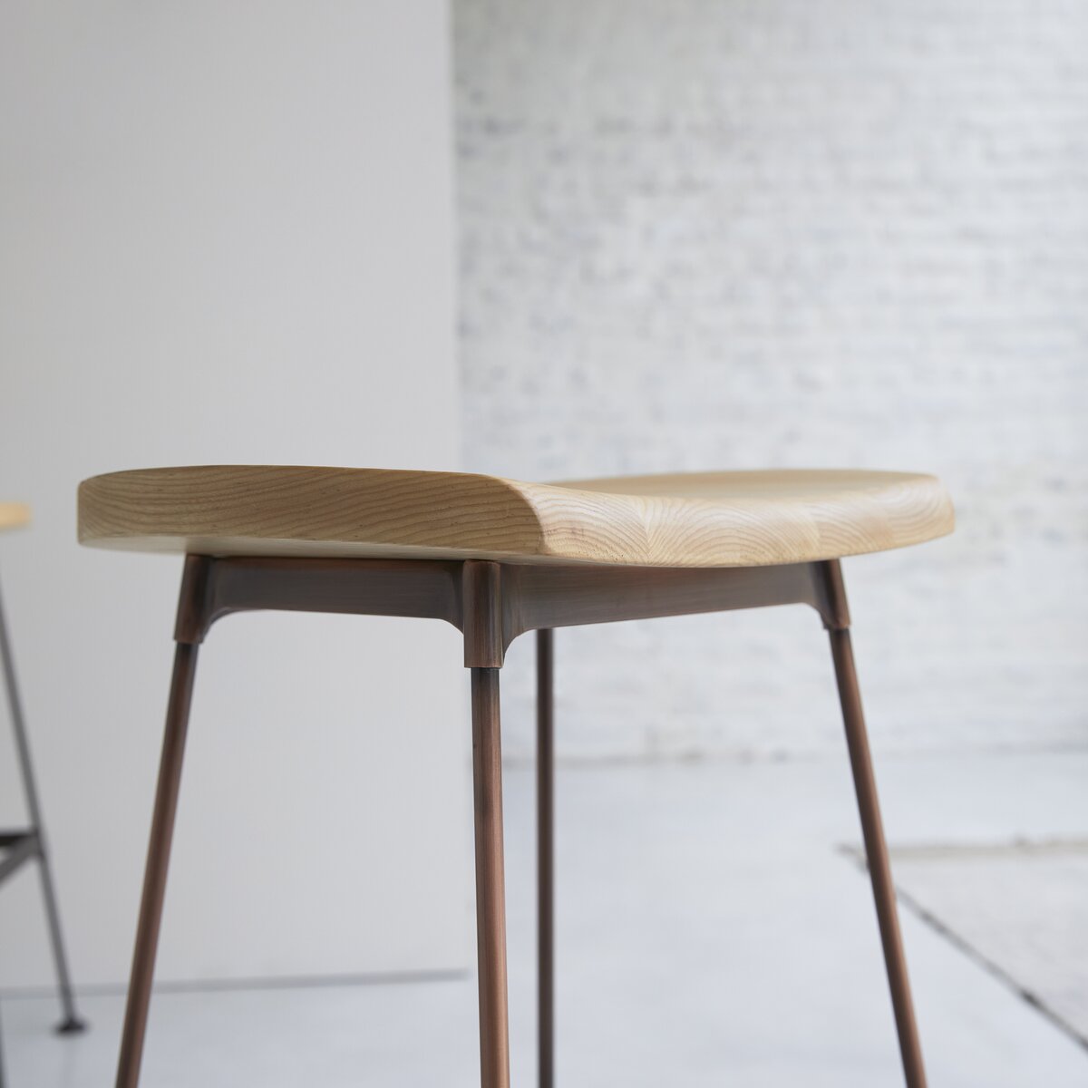 Diego - Hoher Hocker aus Esche und Metall copper Diego - Hoher Hocker aus Esche und Metall copper
