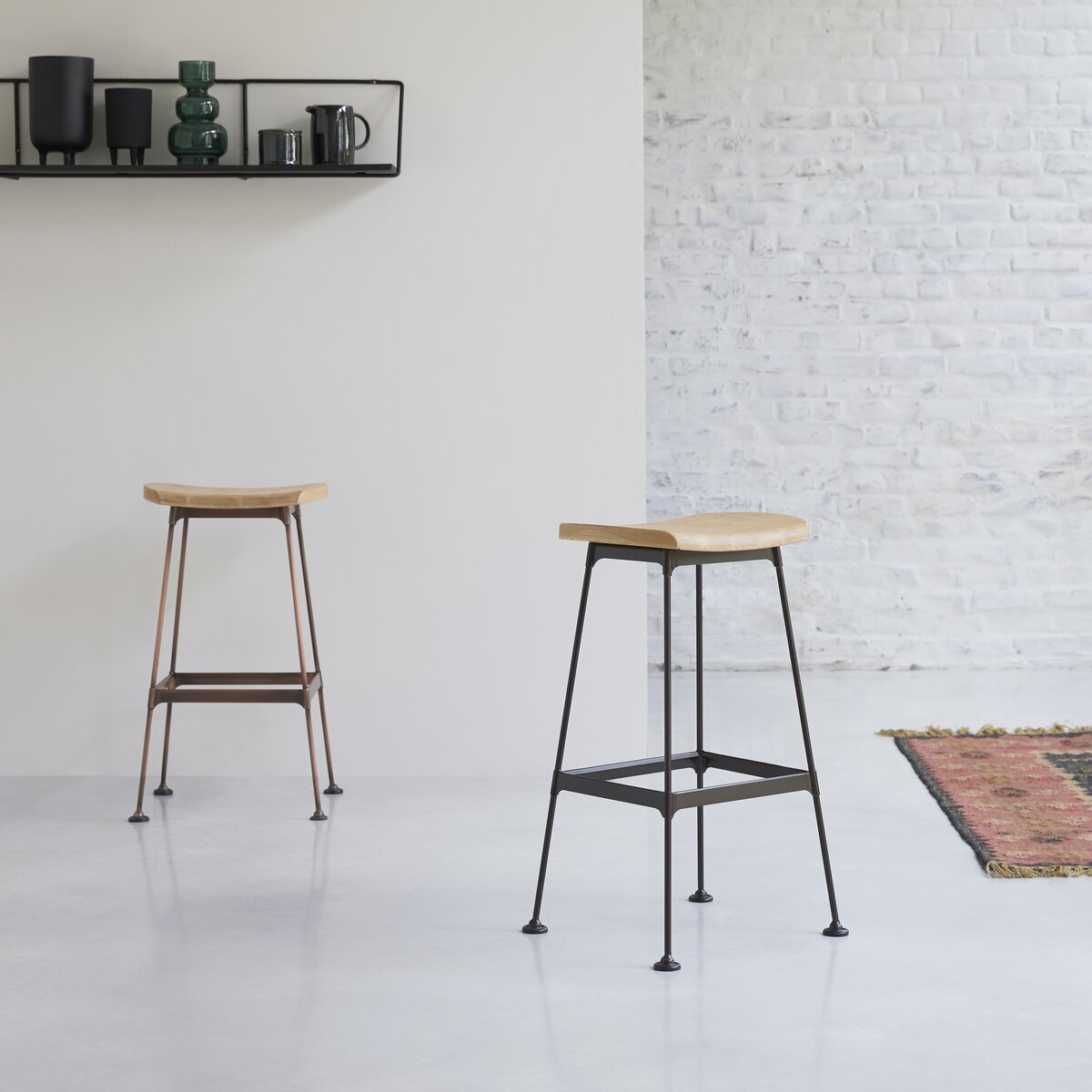 Diego - Hoher Hocker Esche und Metall black Diego - Hoher Hocker Esche und Metall black