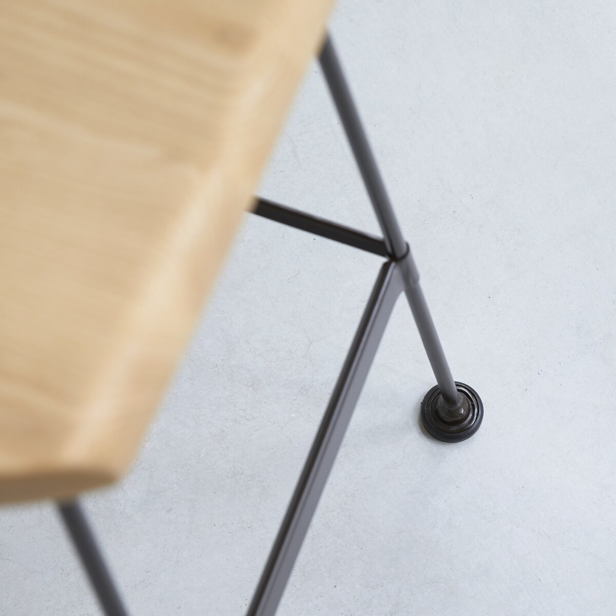 Diego - Hoher Hocker Esche und Metall black Diego - Hoher Hocker Esche und Metall black