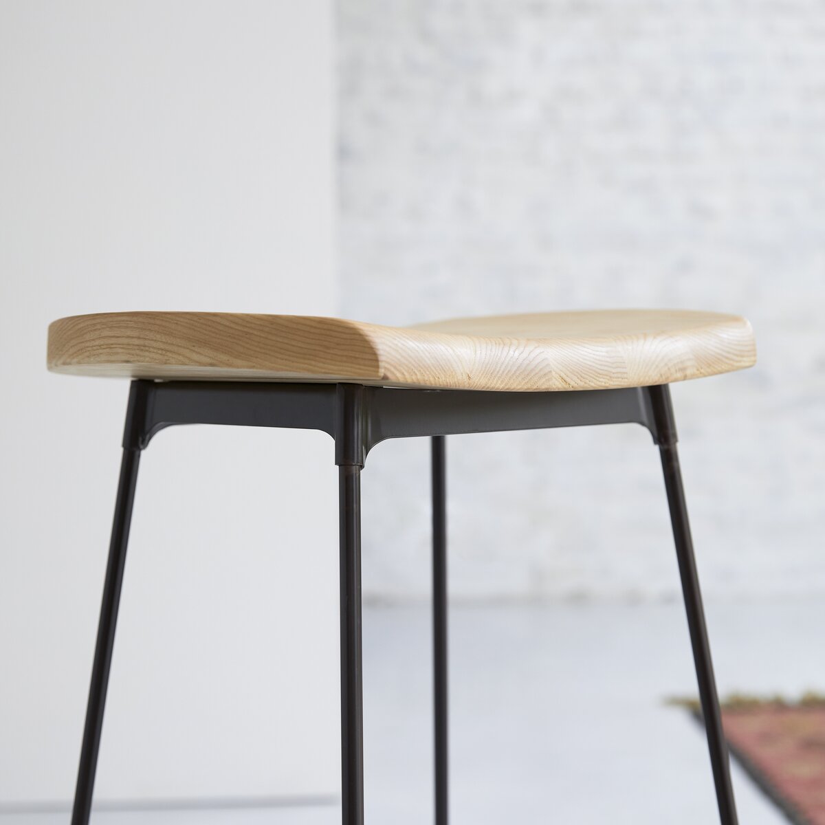 Diego - Hoher Hocker Esche und Metall black Diego - Hoher Hocker Esche und Metall black