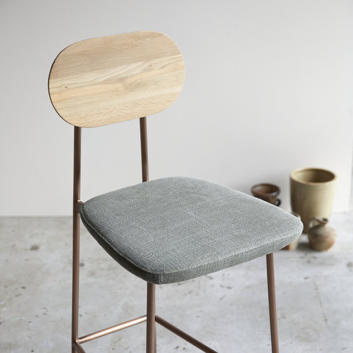 Yutapi - Chaise de bar linen green en chêne massif Yutapi - Chaise de bar linen green en chêne massif