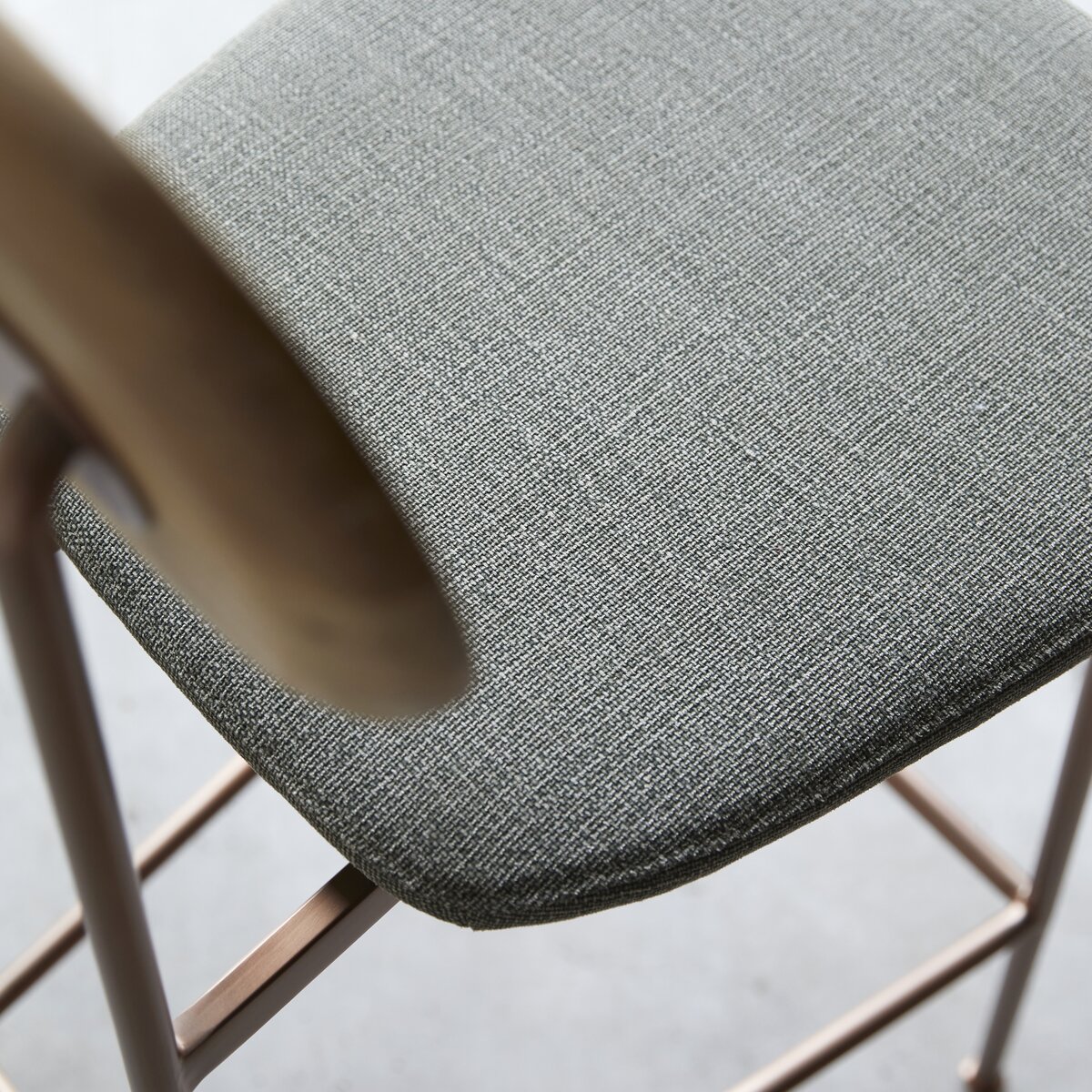 Yutapi - Chaise de bar linen green en chêne massif Yutapi - Chaise de bar linen green en chêne massif